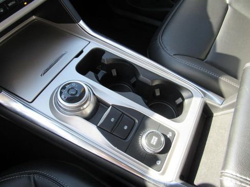 Used 2022 Ford Explorer XLT w/ Equipment Group 202A image 7