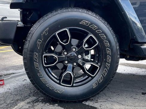 Used 2017 Jeep Wrangler Unlimited Sahara AWD/4WD image 8