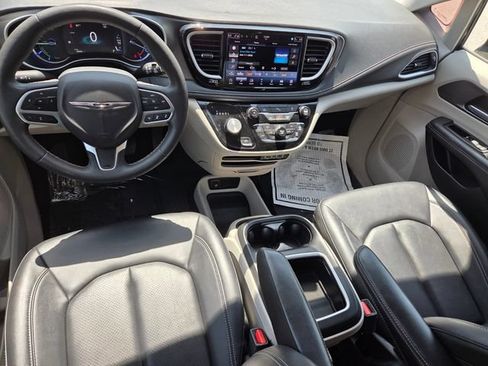 Used 2024 Chrysler Pacifica Limited FWD image 8