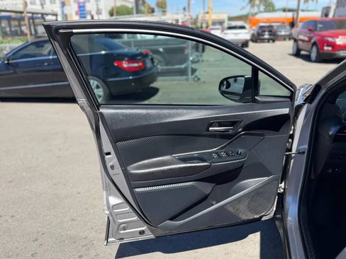 Used 2018 Toyota C-HR XLE FWD image 22