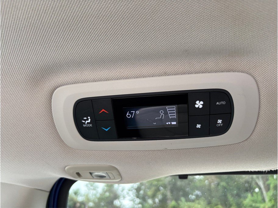 Used 2018 Chrysler Pacifica Limited FWD image 36
