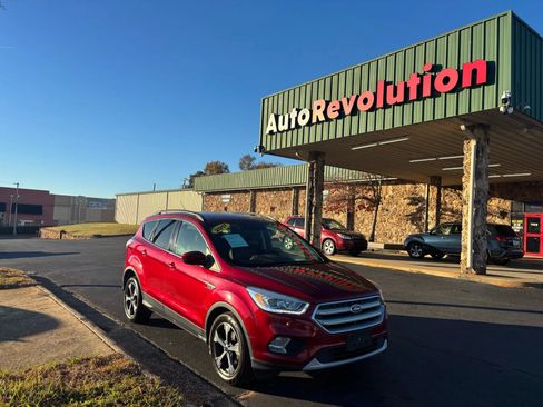 Used 2017 Ford Escape SE w/ SE Leather Comfort Package FWD image 1