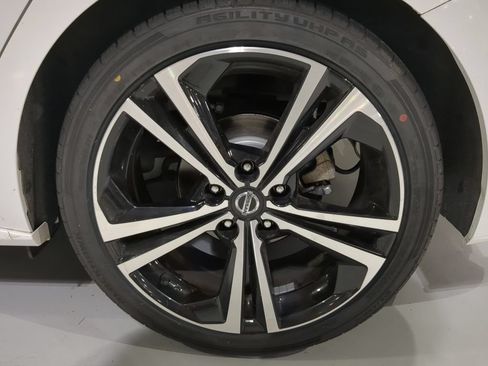 Used 2022 Nissan Sentra SR w/ Lighting Package FWD image 6