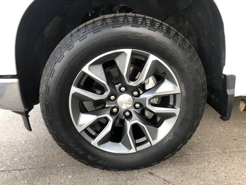 Used 2024 Chevrolet Silverado 1500 LT AWD/4WD image 4