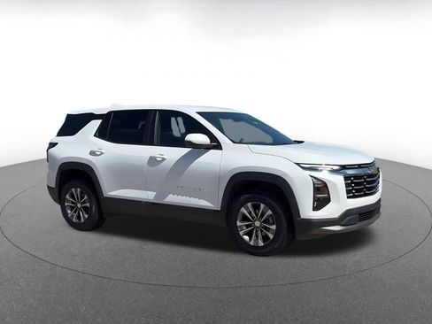 Used 2025 Chevrolet Equinox LT AWD/4WD image 2