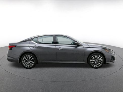 Used 2025 Nissan Altima 2.5 SV FWD image 14