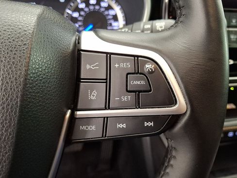 Used 2023 Toyota Highlander Bronze Edition FWD image 10