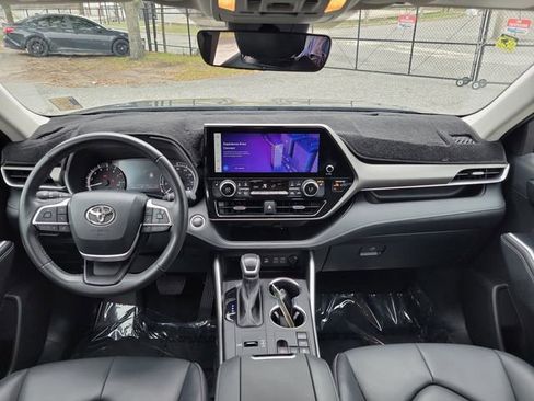 Used 2024 Toyota Highlander XLE image 26