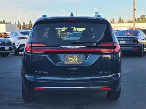 Certified 2021 Chrysler Pacifica Touring-L image 5