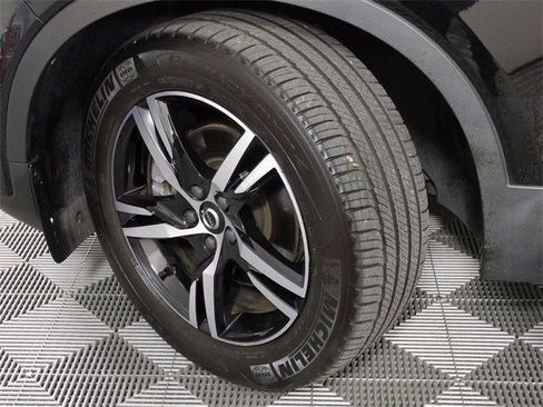 Used 2023 Volvo XC40 B5 Plus image 13