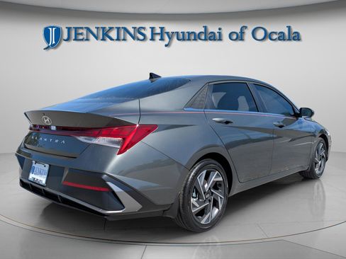 Used 2025 Hyundai Elantra SEL image 3