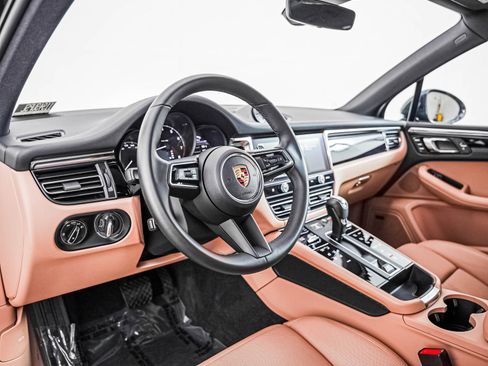 Certified 2026 Porsche Macan AWD/4WD image 4