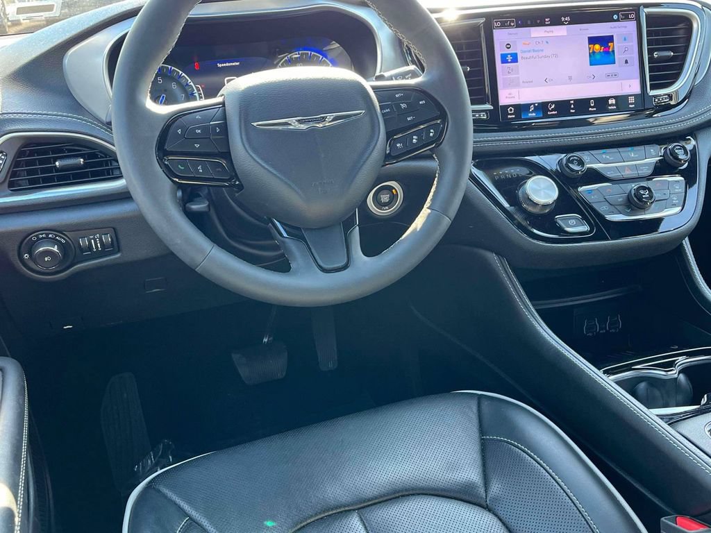 Used 2025 Chrysler Pacifica Limited FWD image 2