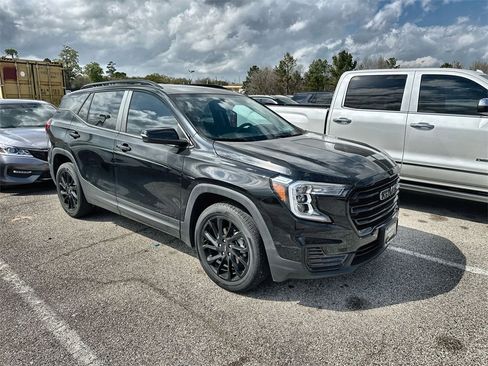 Used 2023 GMC Terrain SLE w/ Driver Convenience Package image 3