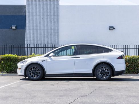 Used 2023 Tesla Model X image 2