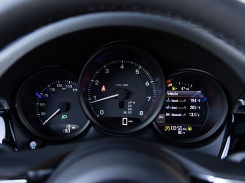 Certified 2026 Porsche Macan image 13