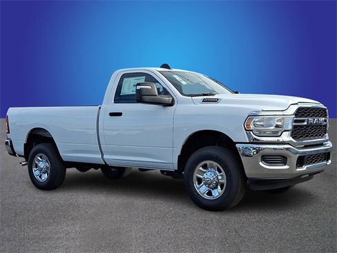Used 2024 RAM 2500 Tradesman w/ Chrome Appearance Group image 3