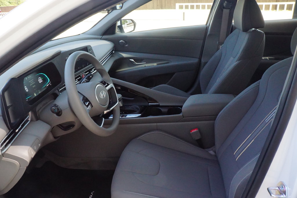 New 2026 Hyundai Elantra Hybrid FWD image 18