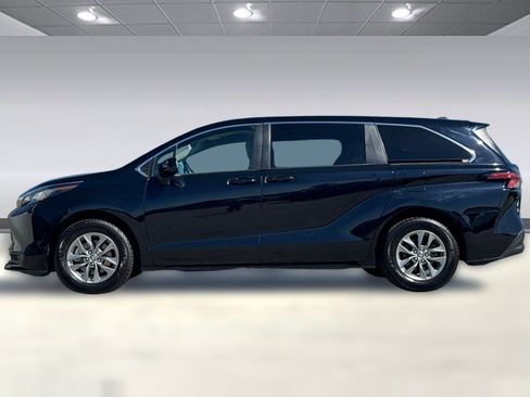 Used 2022 Toyota Sienna LE FWD image 2