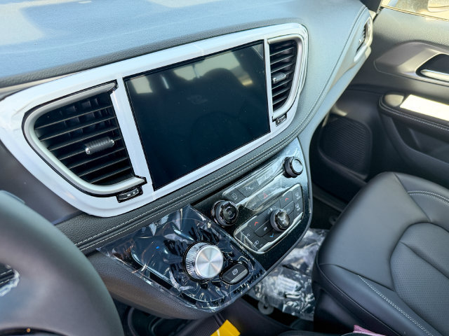 New 2026 Chrysler Pacifica Select AWD/4WD image 19