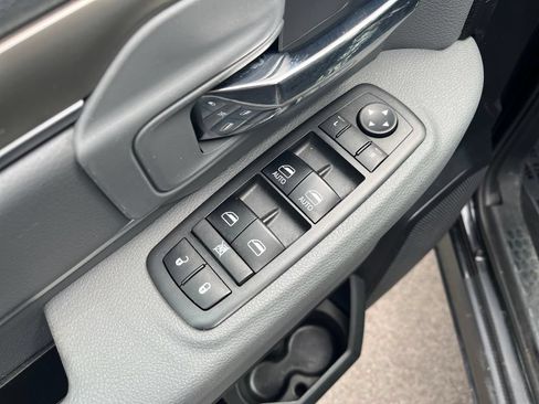 Used 2018 RAM 1500 Classic SLT AWD/4WD image 12