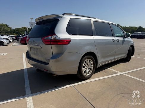Used 2015 Toyota Sienna XLE w/ XLE Navigation Package FWD image 7