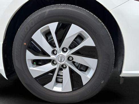 Used 2025 Nissan Altima 2.5 S FWD image 32