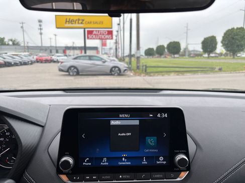 Used 2025 Nissan Sentra SV FWD image 17