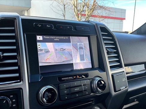 Used 2017 Ford F150 Platinum w/ Equipment Group 701A Luxury image 15