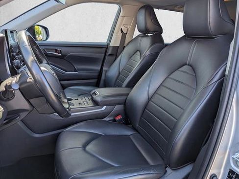 Used 2022 Toyota Highlander XLE AWD/4WD image 16