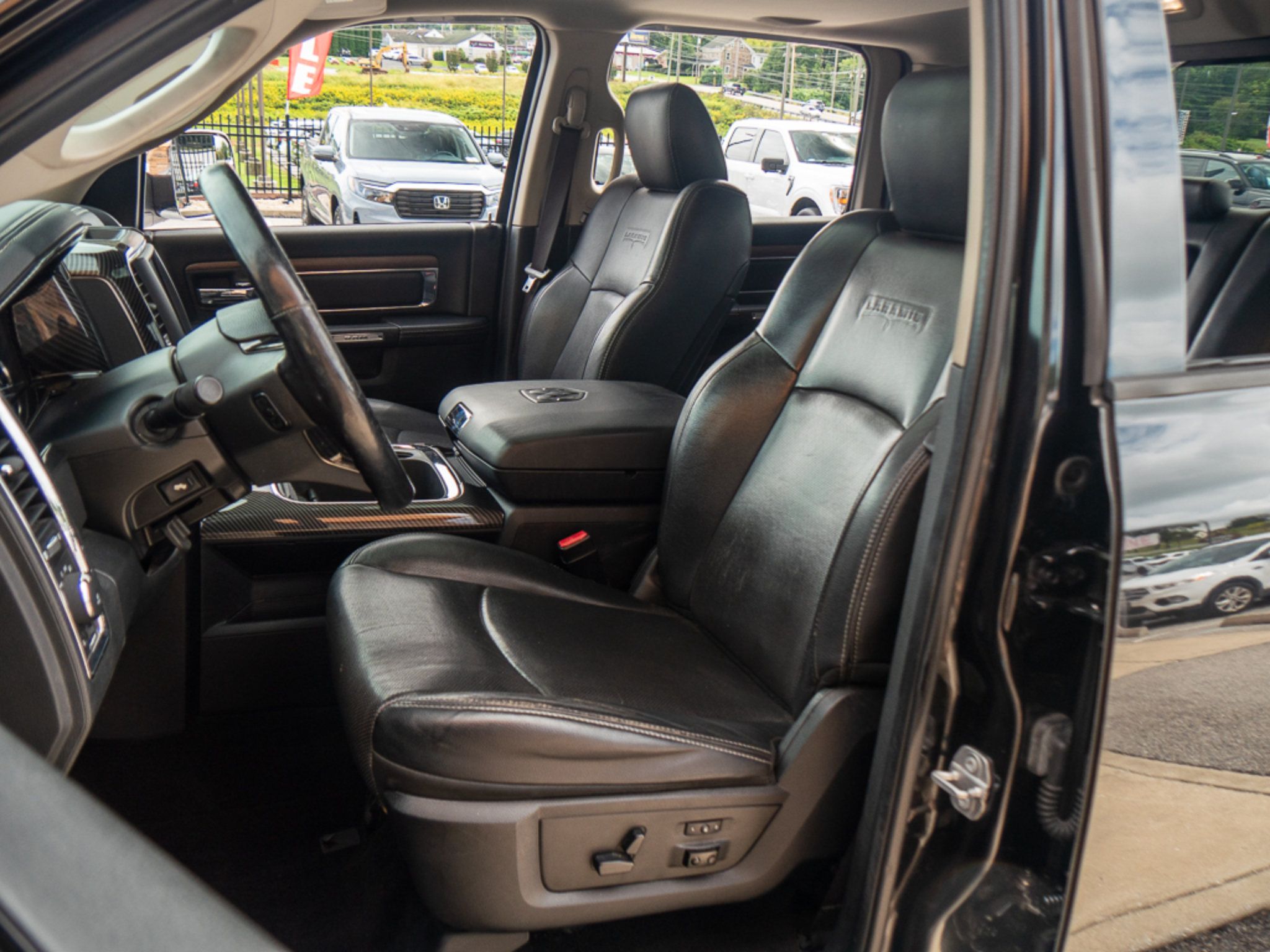 Used 2017 RAM 1500 Laramie AWD/4WD image 12
