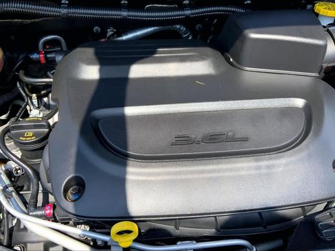 Used 2024 Chrysler Pacifica Touring-L FWD image 32