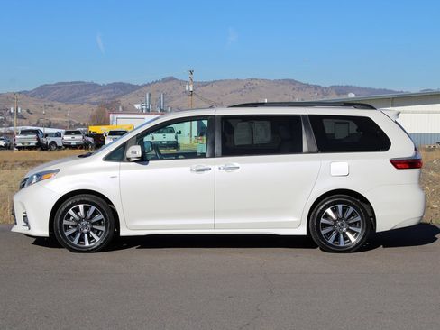 Used 2019 Toyota Sienna Limited image 3