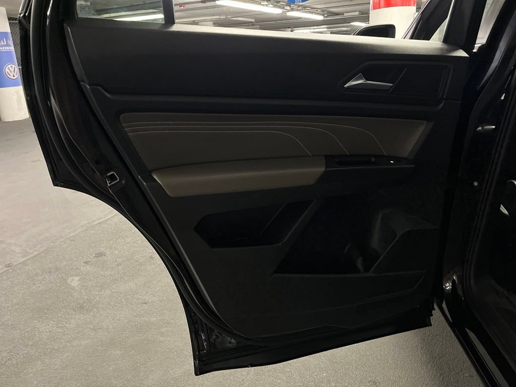 Certified 2023 Volkswagen Atlas Cross Sport SE w/ Panoramic Sunroof Package AWD/4WD image 22