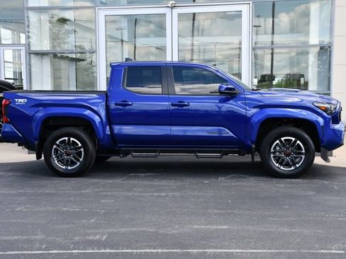 Used 2025 Toyota Tacoma TRD Sport AWD/4WD image 6