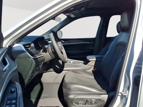 New 2026 Jeep Grand Cherokee Altitude image 8