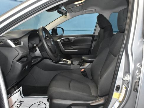 Used 2021 Toyota RAV4 LE AWD/4WD image 6