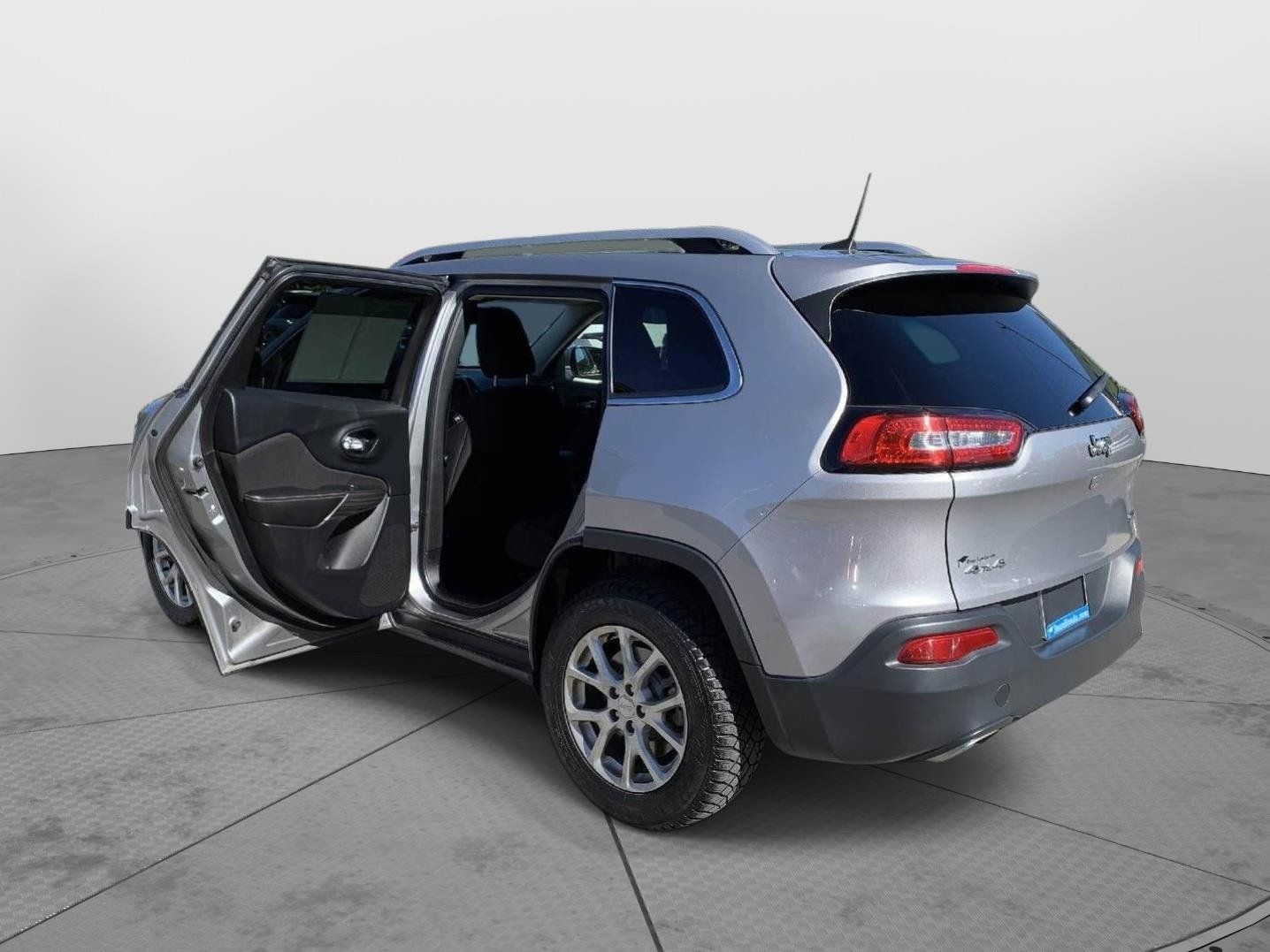 Used 2017 Jeep Cherokee Latitude w/ Cold Weather Group AWD/4WD image 31