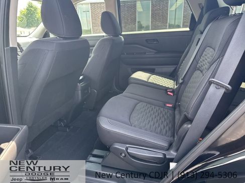 Used 2023 Nissan Pathfinder S image 9