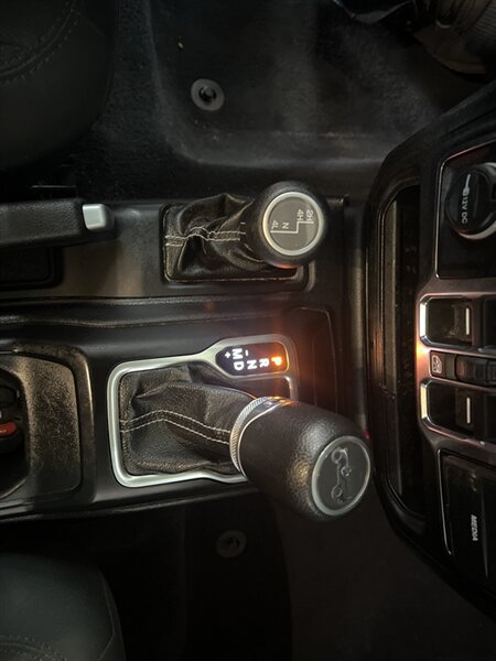 Used 2019 Jeep Wrangler Unlimited Sahara AWD/4WD image 17