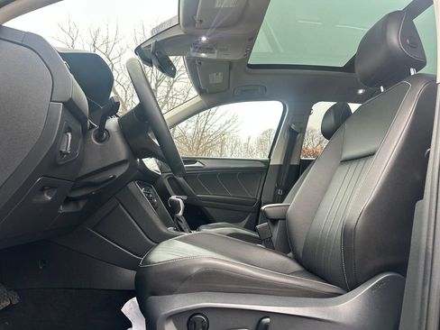 Used 2022 Volkswagen Tiguan SE image 3