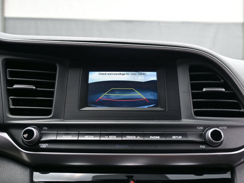 Used 2019 Hyundai Elantra SE w/ Cargo Package FWD image 16