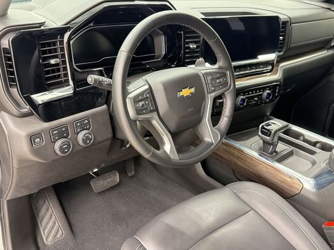 Used 2025 Chevrolet Silverado 1500 LT w/ Z71 Off-Road Package AWD/4WD image 4