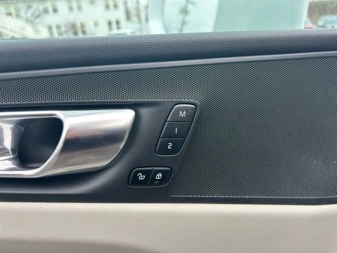 Used 2023 Volvo XC60 B5 Plus image 14