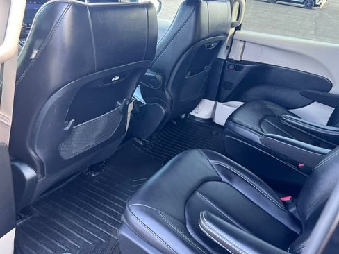 Used 2023 Chrysler Pacifica Limited FWD image 37