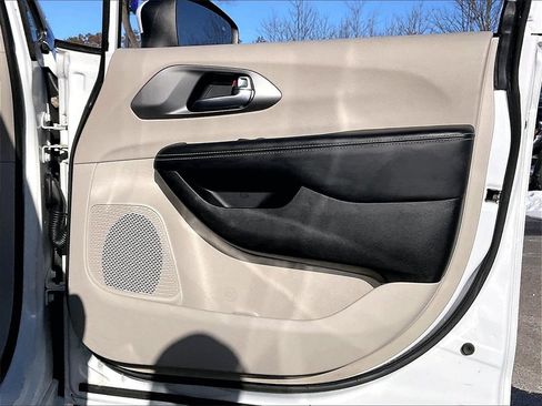 Used 2023 Chrysler Pacifica Touring-L image 11