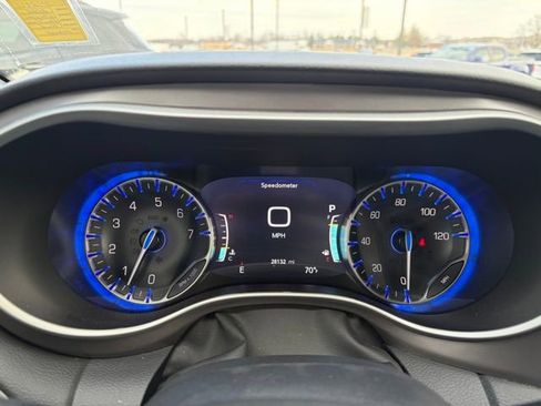 Used 2025 Chrysler Pacifica Select image 16