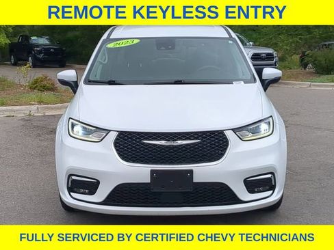 Used 2023 Chrysler Pacifica Touring-L FWD image 13