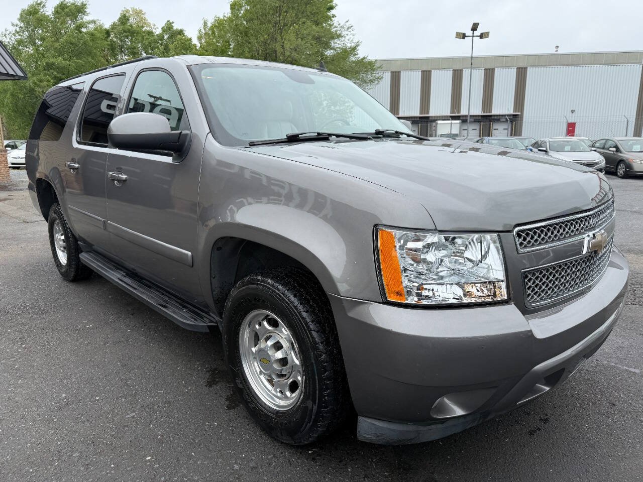 Used 2007 Chevrolet Suburban 2500 LT w/ LT Preferred Equipment Group AWD/4WD image 3