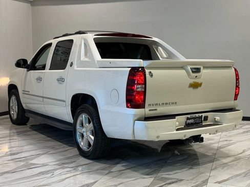 Used 2013 Chevrolet Avalanche LTZ image 8
